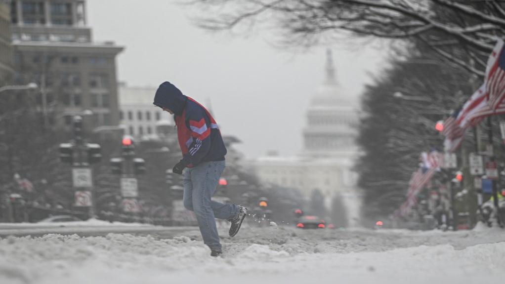 Aux Etats-Unis, cinq morts et des températures glaciales après une tempête. [Anadolu via AFP - Celal Gunes]