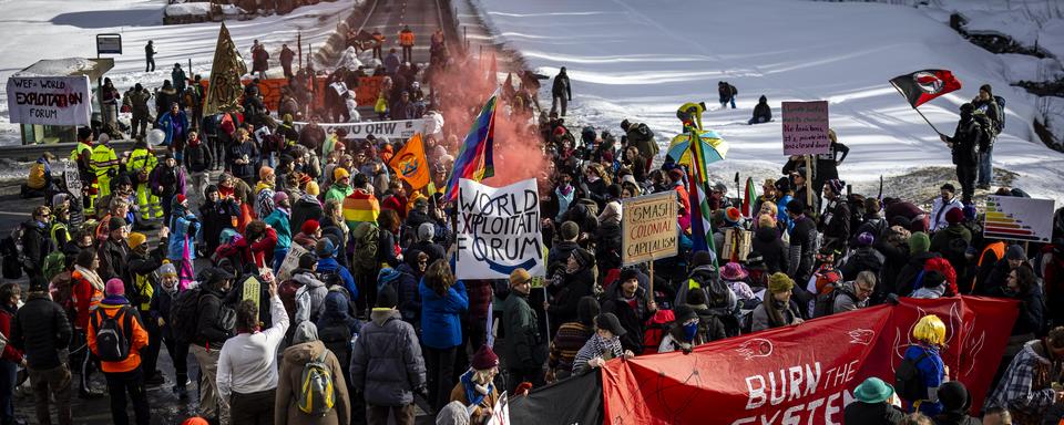 Des manifestants ont bloqué dimanche la route d'accès à Davos. [Keystone - Michael Buholzer]