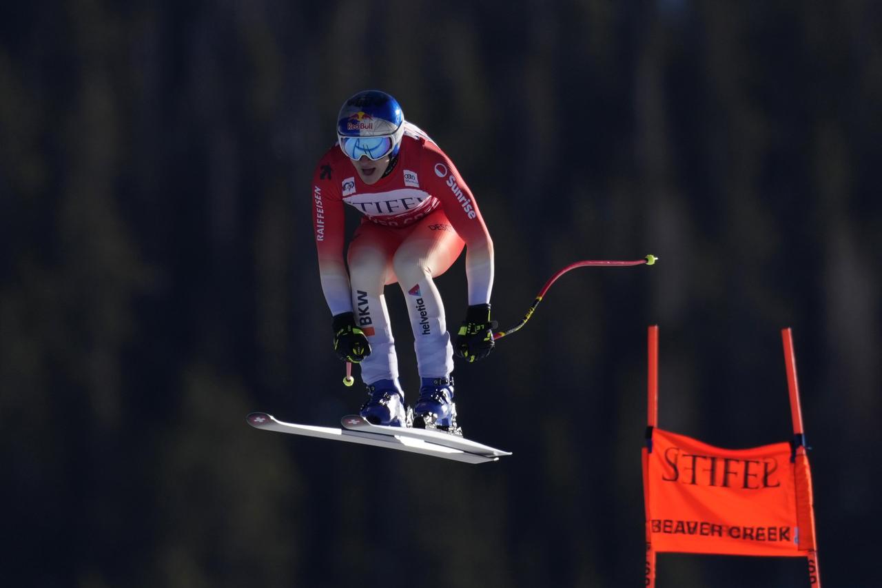 Aujourd'hui, les bâtons sont en carbone et épousent, en vitesse, le physique du skieur afin de diminuer au maximum la traînée. [John Locher - Keystone]