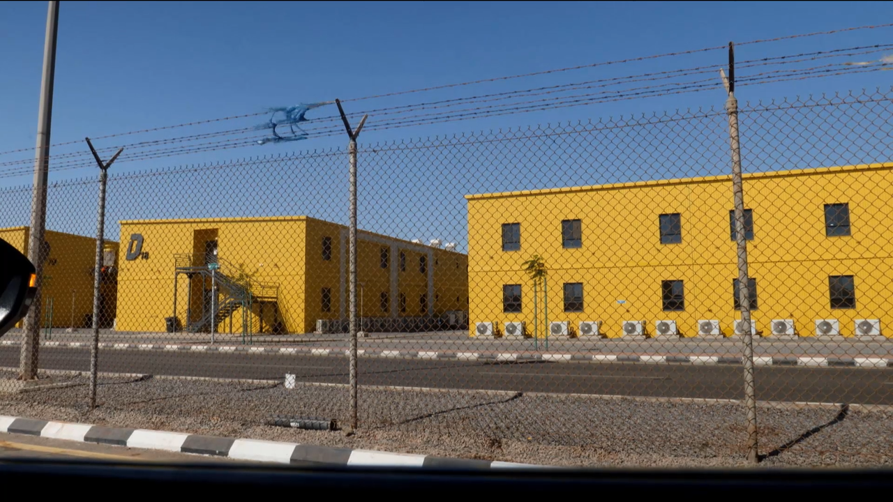 Des migrants travaillant sur les chantiers du projet "Neom", au nord de l'Arabie saoudite, vivent en plein désert sur un site clôturé par des barbelés. [RTS]