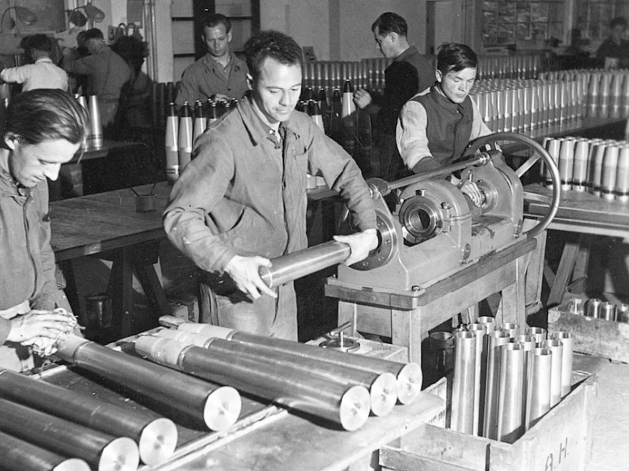 L'usine de munitions d'Altdorf a longtemps été le plus gros employeur du canton d'Uri. Les personnes photographiées ici ne sont pas les nazis d’Uri, mais beaucoup d'entre eux travaillaient dans cette usine. [Archives fédérales]