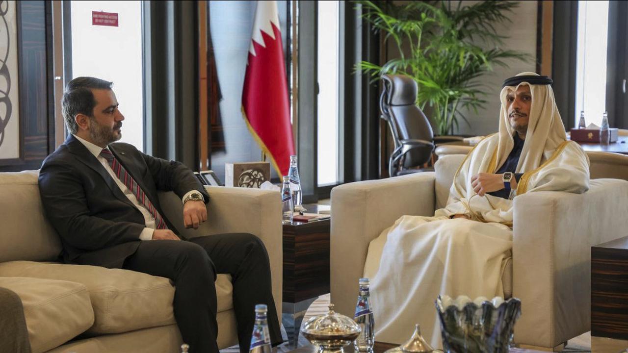 Le nouveau ministre syrien des Affaires étrangères, Assaad Al-Chibani, a rencontré le Premier ministre du Qatar, Mohammed ben Abdelrahmane al-Thani, le 5 janvier 2025 à Doha. [KEYSTONE]