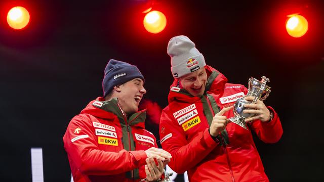 Franjo von Allmen et Marco Odermatt se marrent. Les deux Helvètes ont été parmi les grands bonshommes du week-end dans l'Oberland. [KEYSTONE - JEAN-CHRISTOPHE BOTT]