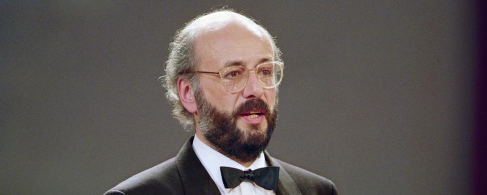 Le réalisateur Bertrand Blier récompensé des César du meilleur réalisateur et du meilleur film  pour "Trop belle pour toi" le 4 mars 1990. [AFP - Jean-Pierre MULLER, Pierre VERDY, Pierre CIOT]