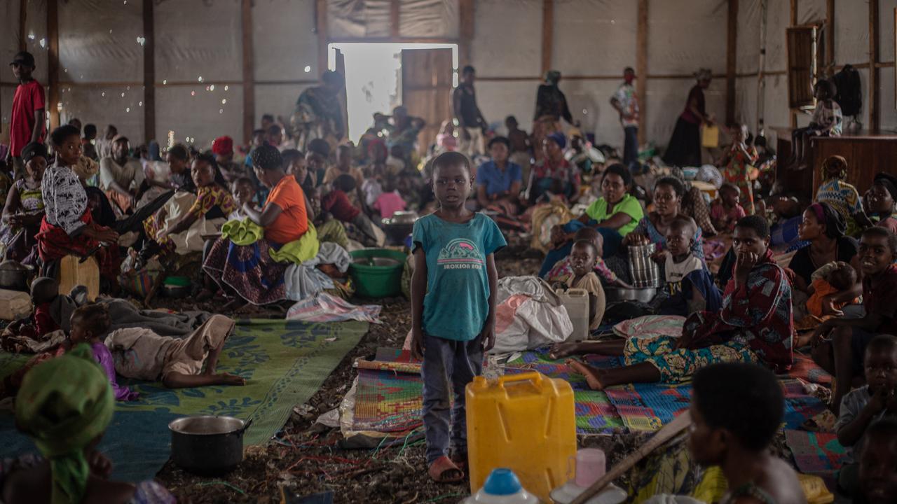 Des personnes déplacées dans un hangar leur servant de logement provisoire, dans la province du Nord-Kivu en RDC, le 15 janvier 2025.