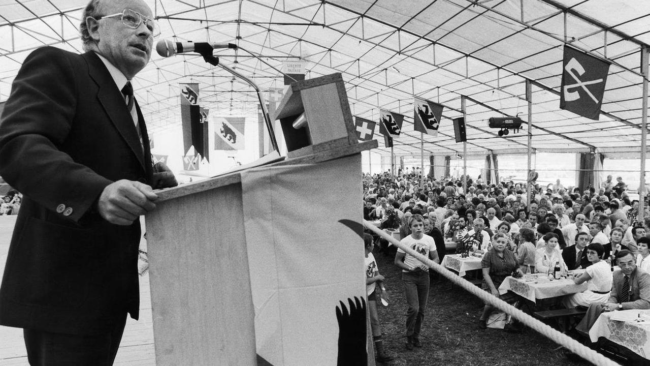 Le conseiller d'Etat bernois Werner Martignoni en 1981 à Tavannes. [Keystone]