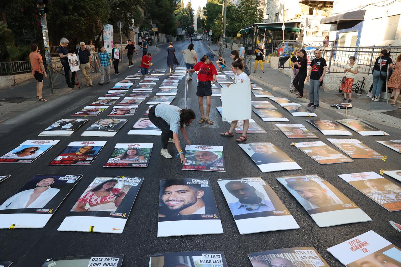 Des photos de personnes en otage à Gaza. [KEYSTONE - ABIR SULTAN]