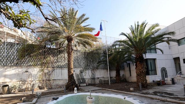 La cour de l'ambassade de France à Damas, photographiée le jour de la visite du ministre français des Affaires étrangères Jean-Noël Barrot, le 3 janvier 2025. [AFP - ANWAR AMRO]