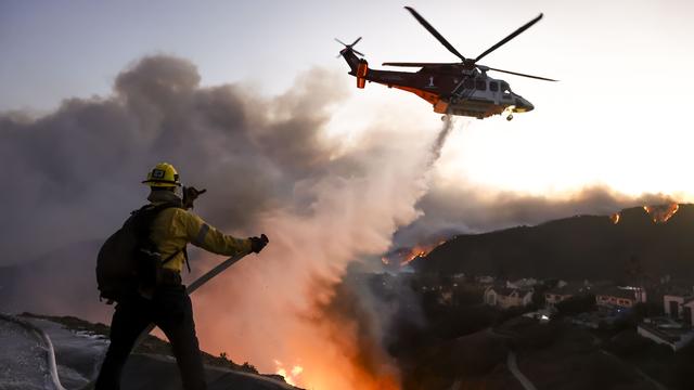 L'incendie, qui a provoqué des milliers d'évacuations dans la région de Los Angeles, a déjà ravagé 1200 hectares. [KEYSTONE - CAROLINE BREHMAN]