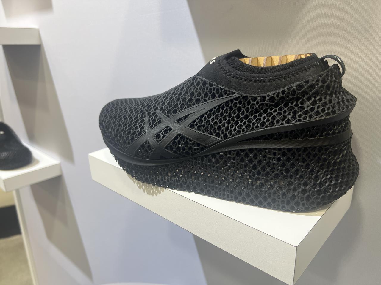 Asics utilise l'IA pour scanner les pieds des clients et imprimer des chaussures en 3D parfaitement adaptées. [RTS - Pascal Wassmer]