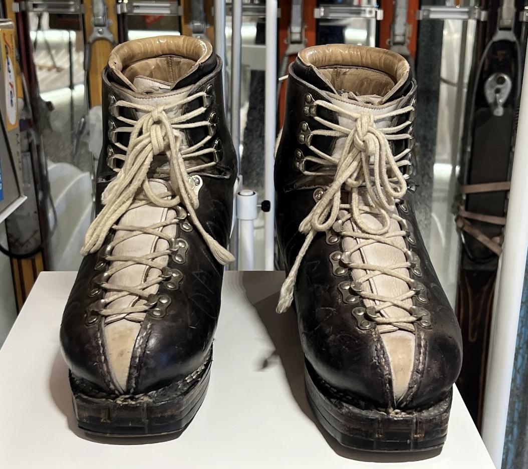 Le laçage renforce le maintien de la chaussure [Musée du ski]