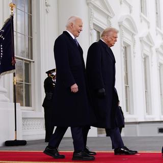 Le président sortant Joe Biden et le président élu Donald Trump sortant de la Maison Blanche lors de la cérémonie d'investiture. 20 janvier 2025. [EPA/KEYSTONE - WILL OLIVER]