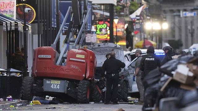 Le personnel d'urgence travaille sur la scène de Bourbon Street après qu'un véhicule ait foncé dans la foule sur Canal et Bourbon Street à la Nouvelle-Orléans. [KEYSTONE - GERALD HERBERT]