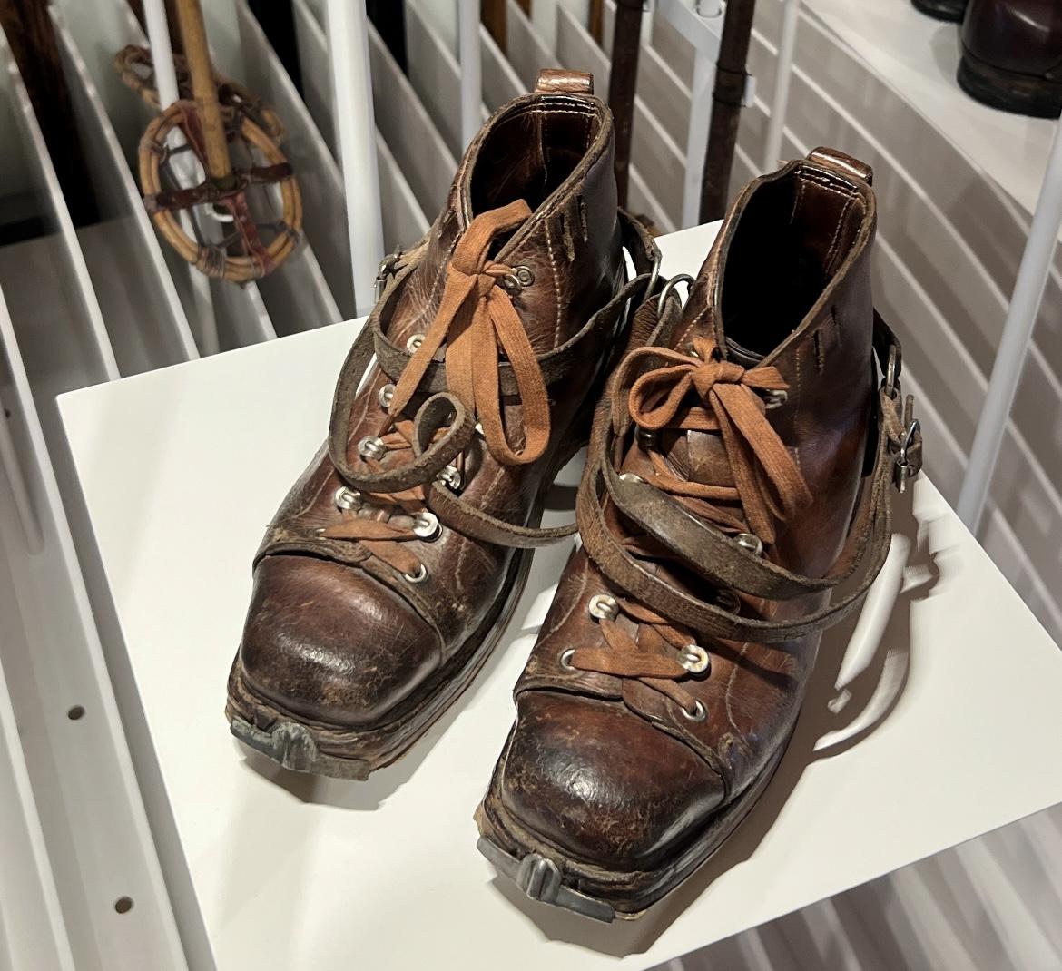 Les premières chaussures étaient exclusivement faites de cuir. [Musée du ski]