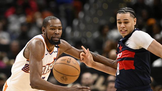 Kyshawn George (à droite) à la lutte avec Kevin Durant. [Keystone - Nick Wass]