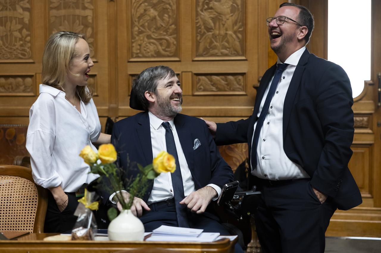 Philipp Kutter et son épouse Anja Kutter en discussion avec Philipp Matthias Bregy, lors de la session d'automne des Chambres fédérales, le mercredi 20 septembre 2023 à Berne. [KEYSTONE - PETER KLAUNZER]