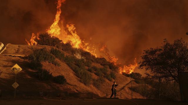 Un pompier face aux flammes dans la région de Los Angeles. [KEYSTONE - JAE C. HONG]