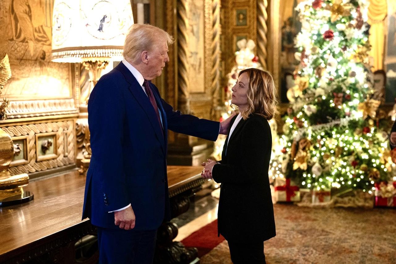 La Première ministre italienne Giorgia Meloni a été reçue samedi en Floride par le président américain élu Donald Trump. [KEYSTONE - FILIPPO ATTILI/CHIGI PALACE PRES]