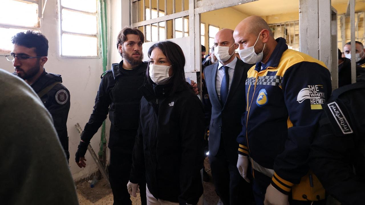 La ministre des affaires étrangères allemande Annalena Baerbock et son homologue français Jean-Noël Barrot visite la prison de Saydnaya à Damas. [AFP - ANWAR AMR]