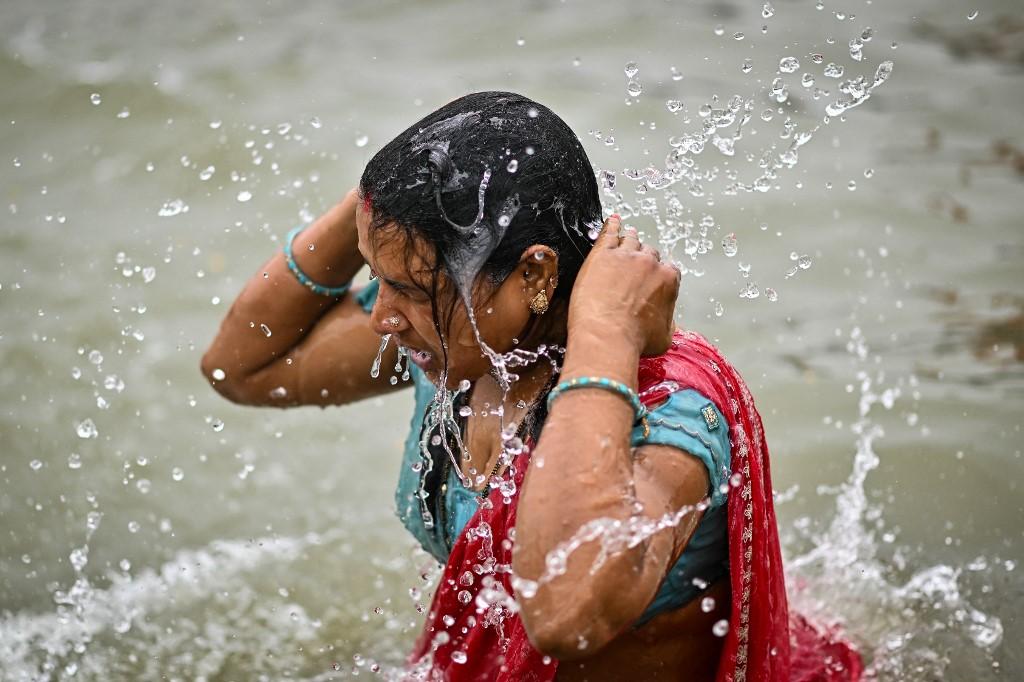 Les pèlerins se plongent dans les eaux froides pour y laver leurs péchés et se libérer du cycle des réincarnations. [AFP - Idrees Mohammed]