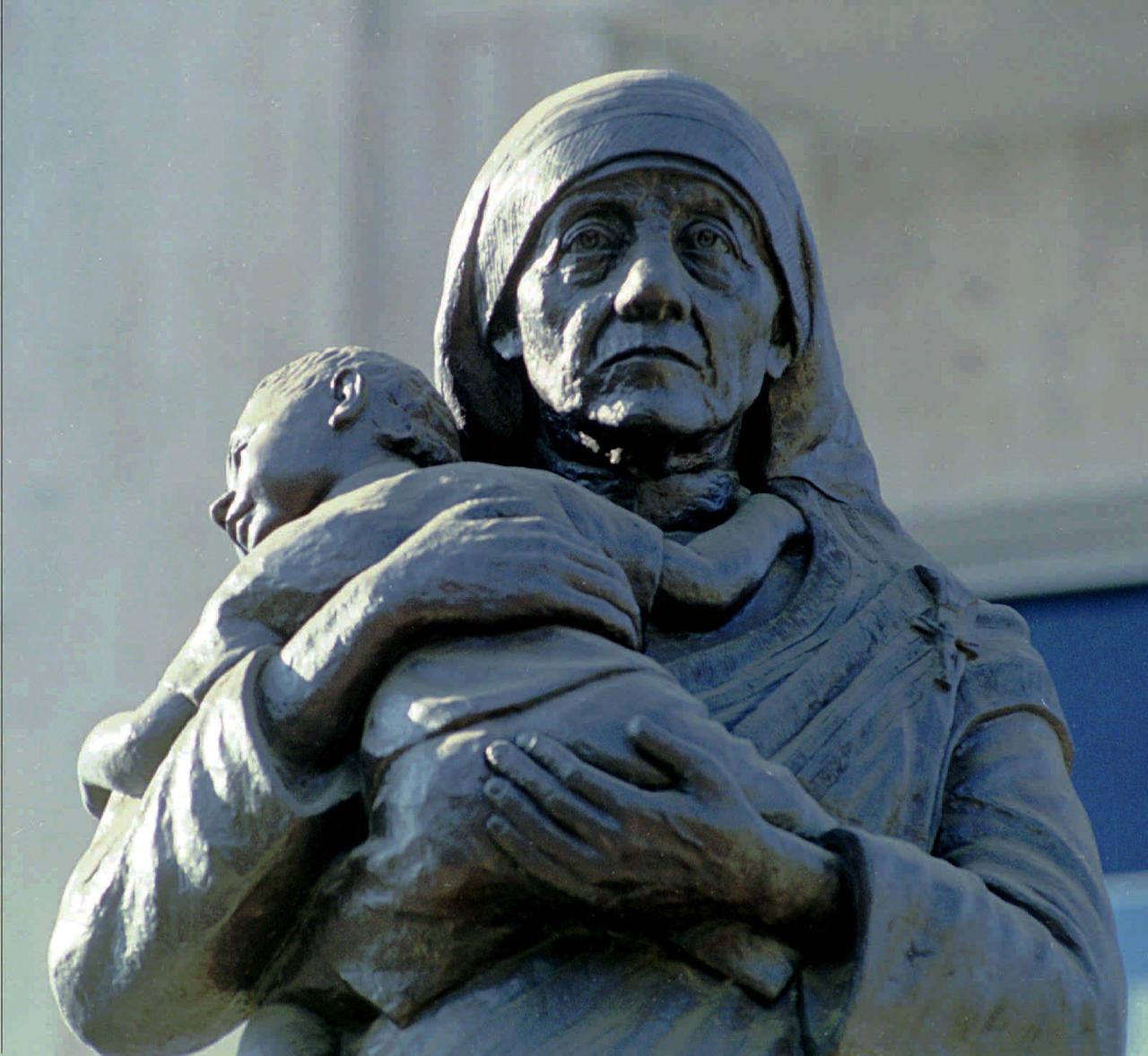 Une statue de Mère Teresa à Madras, en Inde. Le nom du prix Nobel de la paix 1979 a suscité la confiance des parents suisses désireux d'adopter. [KEYSTONE - DESIKAN KRISHNAN]