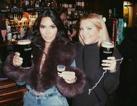 Kim Kardashian a publié sur Instagram une photo d'elle buvant de la Guinness. [@kimkardashian - Instagram]