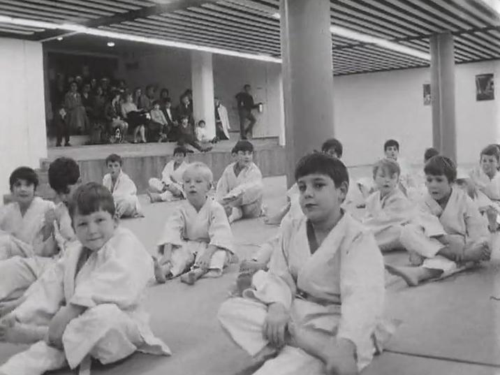 Des jeunes judokas pratiquent le judo à Lausanne en 1968.