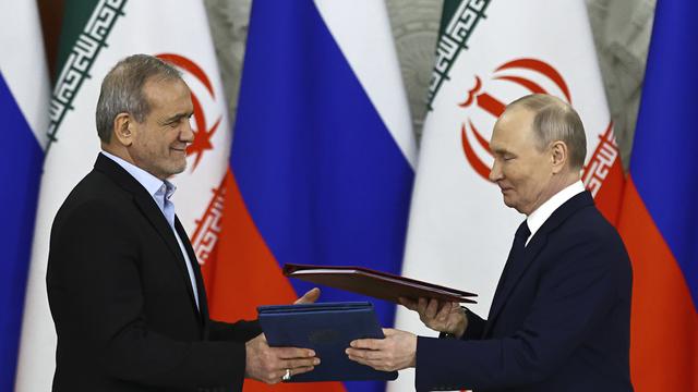 Les présidents Vladimir Poutine et Massoud Pezeshkian au moment de la signature de l'accord entre leurs deux pays, la Russie et l'Iran. [KEYSTONE - EVGENIA NOVOZHENINA]