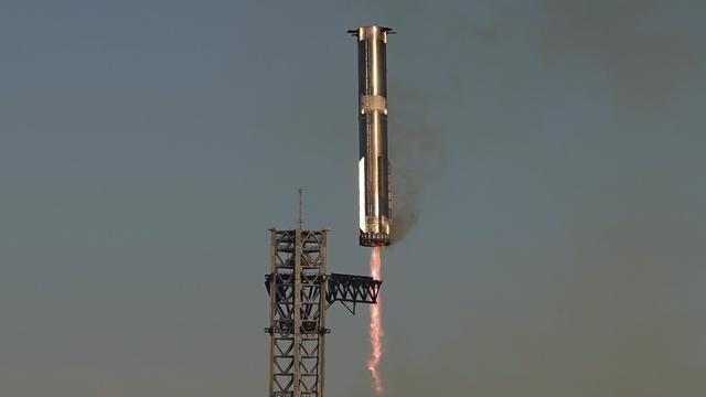 Pour la deuxième fois, SpaceX réussit à rattraper le premier étage de sa fusée Starship. [AP Photo/Keystone - Eric Gay]