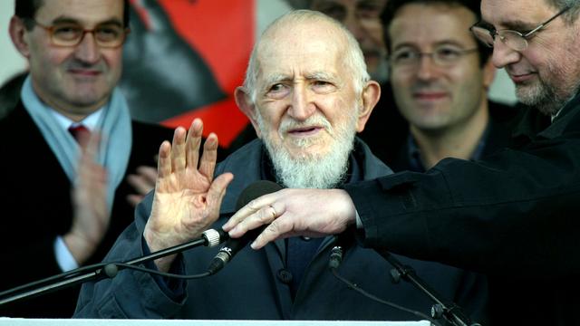 L'Abbe Pierre prononce un discours lors d'une cérémonie sur la place du Trocadéro à Paris, le 1er février 2004 (image d'illustration). [reuters - L'Abbe Pierre prononce un discours lors d'une cérémonie sur la place du Trocadéro à Paris, le 1er février 2004 (image d'illustration).]