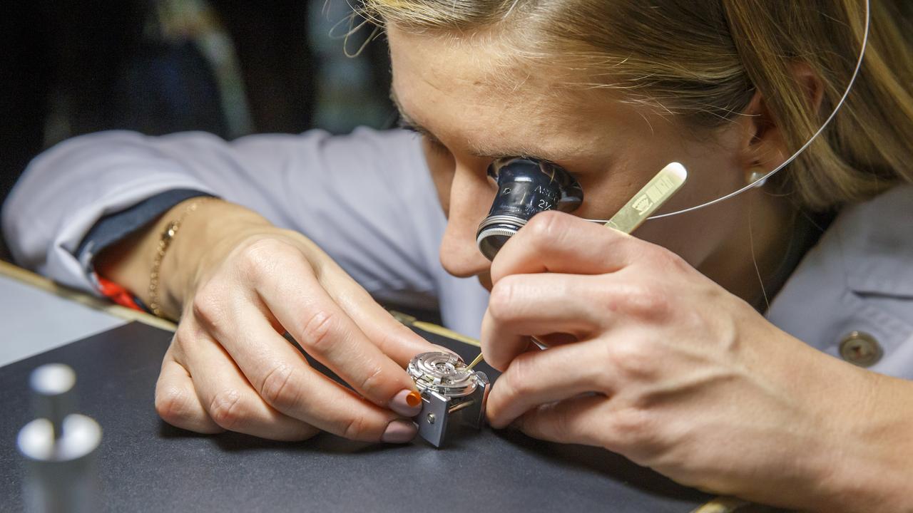 Une horlogère de la marque Jaeger-LeCoultre assemble le mouvement d'une montre au stand Jaeger-LeCoultre, lors du Salon international de la haute horlogerie, SIHH, à Genève, en janvier 2019. [Keystone - Salvatore Di Nolfi]