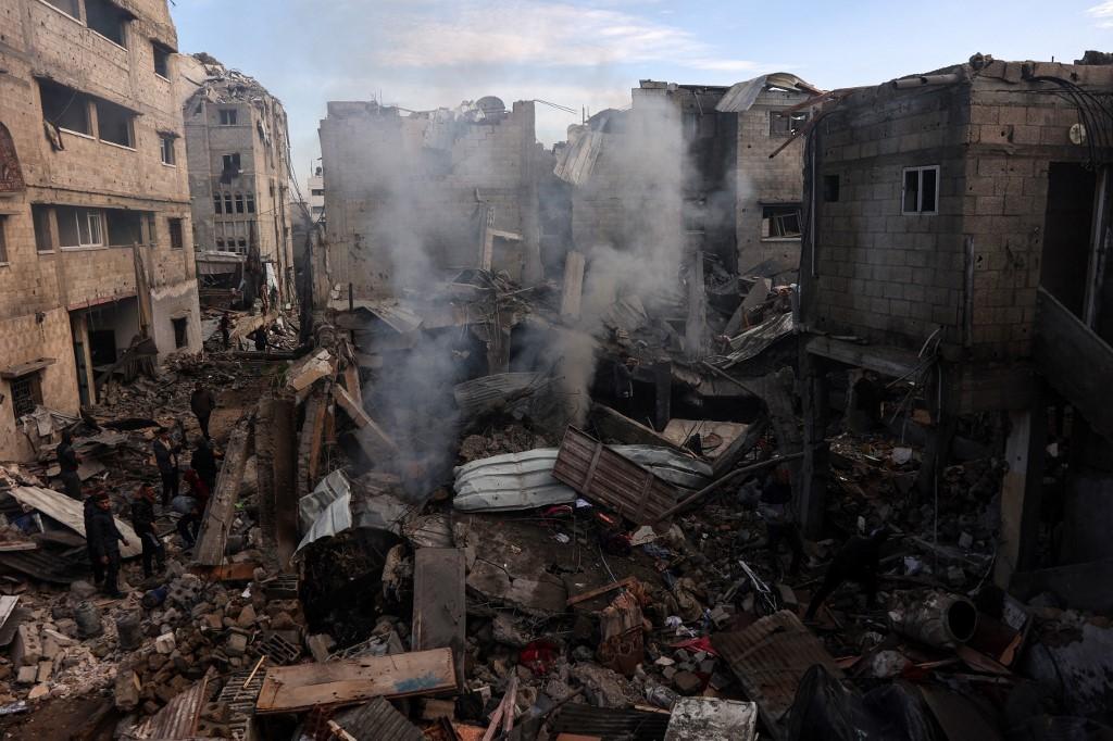 Onze personnes ont été tuées par un bombardement israélien sur une maison familiale de Gaza-ville, dans le nord du territoire palestinien, le 4 janvier 2025. [AFP - OMAR AL-QATTAA]