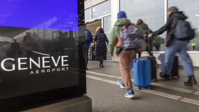 Des passagers arrivent à l'Aéroport de Genève le dimanche 29 décembre 2024. [KEYSTONE - SALVATORE DI NOLFI]