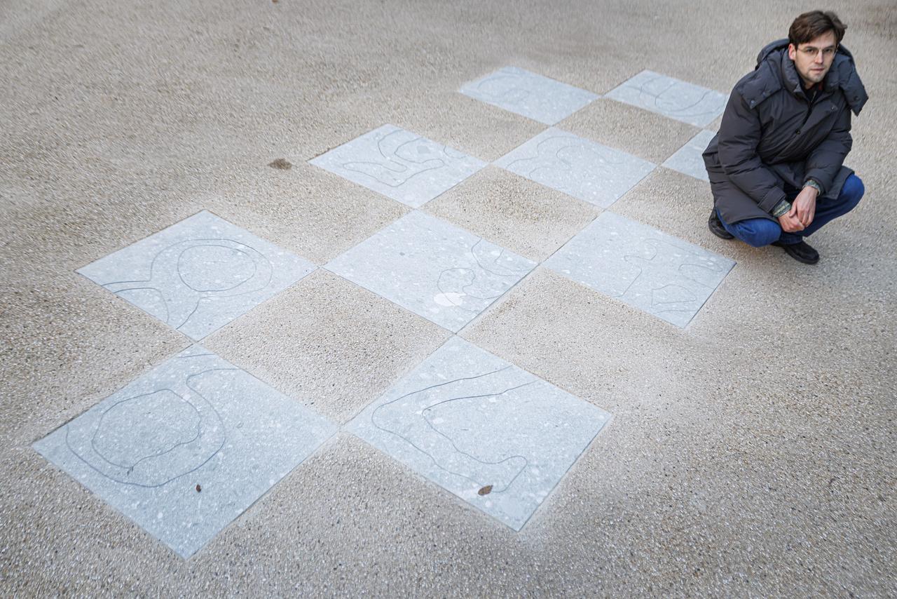 L'artiste valaisan Raphaël Stucky pose à côté de son œuvre en hommage aux victimes des placements forcés. [KEYSTONE - VALENTIN FLAURAUD]