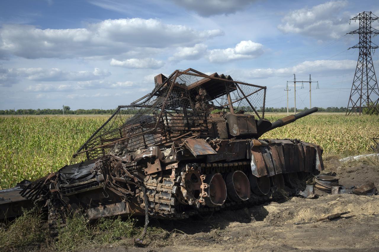 Un char russe détruit gît sur le bord d'une route près de la ville de Soudja, dans la région russe de Koursk, le 16 août 2024. [KEYSTONE - EFREM LUKATSKY]