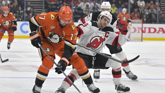 Le capitaine Nico Hischier (à droite) et les Devils n'ont pas trouvé la solution à Anaheim. [KEYSTONE - JAYNE KAMIN-ONCEA]