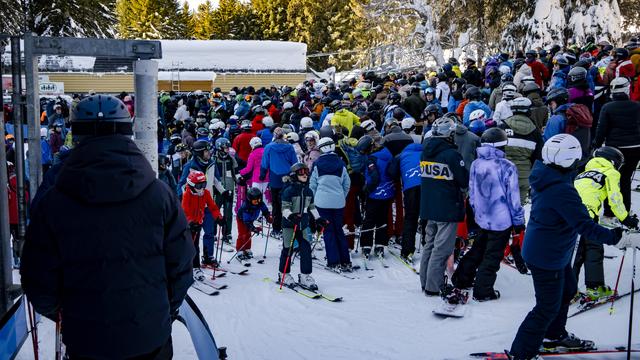 Des skieurs profitent de la neige et du soleil sur le domaine skiable de Villars-Gryon-Les Diablerets. [KEYSTONE - JEAN-CHRISTOPHE BOTT]