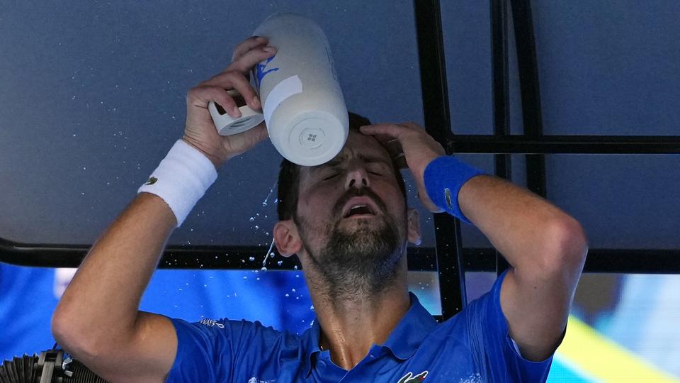 Peut-être un peu accablé par la chaleur, Novak Djokovic a eu un peu de peine dans sa première partie de 2e tour. Mais le Serbe est au rendez-vous des 16es de finale. [KEYSTONE - VINCENT THIAN]