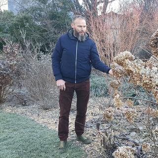 Valentin Bérard, paysagiste, dans son jardin de vivaces à Fully. [RTS - © Xavier Bloch]