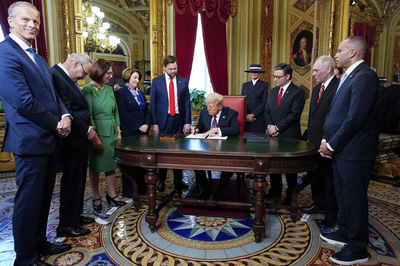 Donald Trump participe à une cérémonie de signatures dans la salle du président après la 60e investiture présidentielle, le lundi 20 janvier 2025, au Capitole des États-Unis à Washington. [KEYSTONE - MELINA MARA]