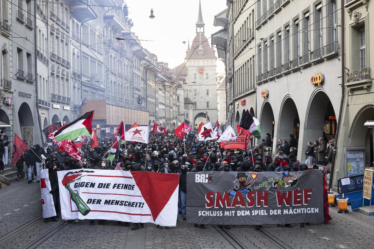 Des manifestants protestent contre le Forum économique mondial (WEF) à Berne. [KEYSTONE - ANTHONY ANEX]