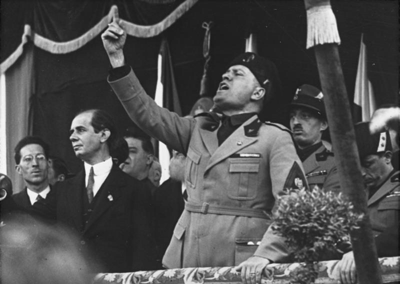 Benito Mussolini lors d'un discours sur la Piazza Duomo de Milan en mai 1930. (Image d'illustration) [Wikimedia Commons - DR]