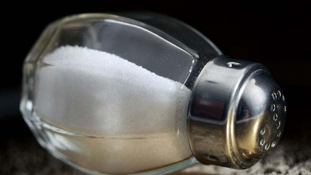 L'excès de sel met en danger notre santé. [fotolia - vely]