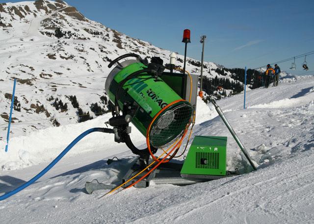 Le canon à neige fait désormais partie du paysage des sports d'hiver. [philippe devanne / fotolia]