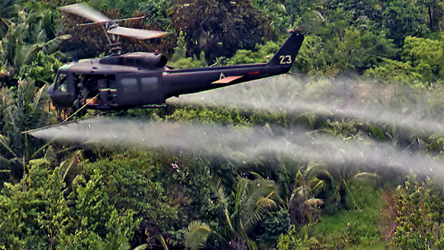 Epandage d’agent orange par l'armée américaine, 1969. [arcweb.archives.gov/wikipédia]