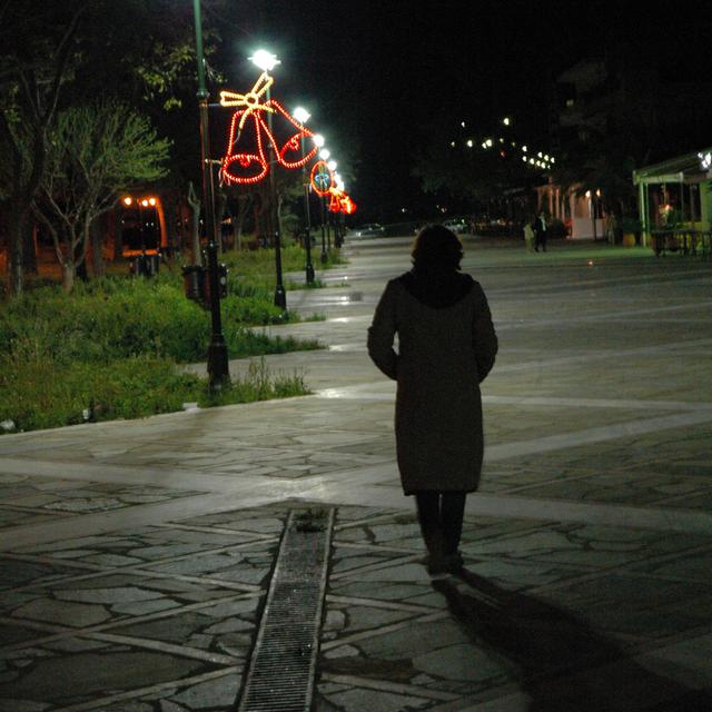 Femme seule, la nuit. [Stelios Filippou]