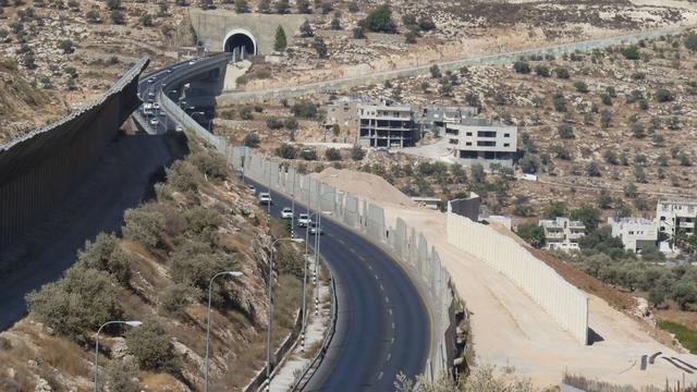 La route 60, ou route des tunnels, traverse la Cisjordanie pour relier les colonies entre elles. Elle est jalonnée de plaques de béton à certains endroits, comme ici à côté de Beit Jallah. [Aude Marcovitch.]