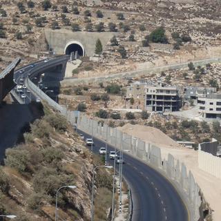 La route 60, ou route des tunnels, traverse la Cisjordanie pour relier les colonies entre elles. Elle est jalonnée de plaques de béton à certains endroits, comme ici à côté de Beit Jallah. [Aude Marcovitch.]