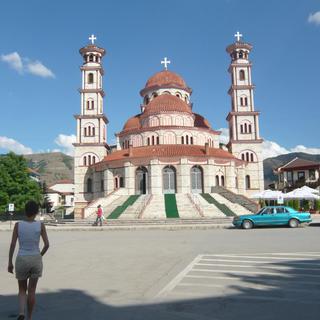 Après la chute du communisme, la religion a repris ses droits en Albanie... et une imposante église orthodoxe a été bâtie à Korça. [Frédéric Faux]