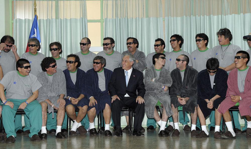 Le président chilien Sebastian Pinera pose en compagnie des mineurs rescapés. [José Manuel de la Maza]